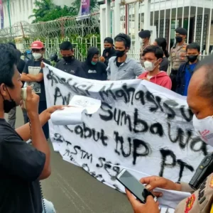 Mahasiswa Pulau Sumbawa Geruduk Kementerian ESDM Jakarta Mahasiswa Pulau Sumbawa Geruduk Kementerian ESDM Jakarta