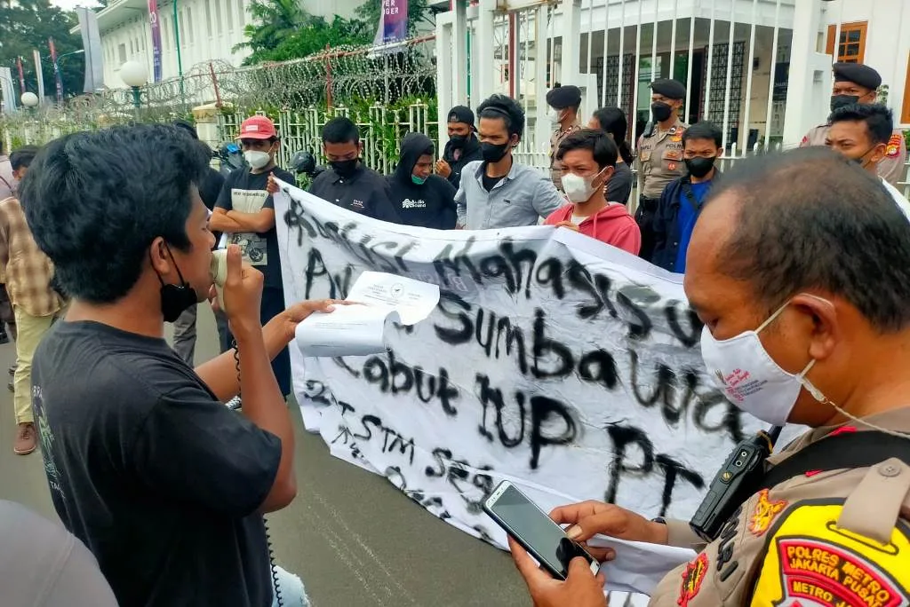 Mahasiswa Pulau Sumbawa Geruduk Kementerian ESDM Jakarta