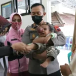 Mengharukan, Balita Penderita Tumor Mata Dijemput Kapolres Banjarnegara