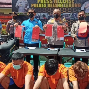 Miliki Sabu, Wanita Cantik Bersama Suaminya di Ringkus