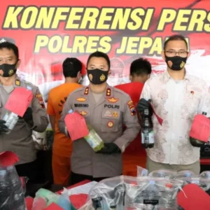 Miras Oplosan Renggut 2 Nyawa, Penjual Diamankan Polres Jepara Miras Oplosan Renggut 2 Nyawa, Penjual Diamankan Polres Jepara