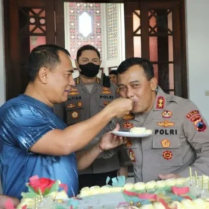 Pangdam IV/Diponegoro Terima Surprise dari Kapolda Jateng