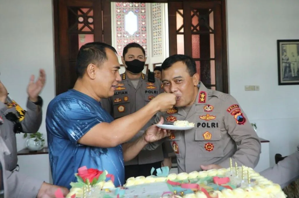 Pangdam IV/Diponegoro Terima Surprise dari Kapolda Jateng
