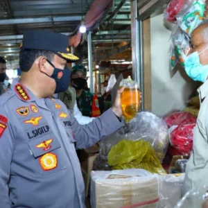 Pastikan Stok Minyak Goreng Untuk Warga Aman, Kapolri Terjun Langsung ke Pasar