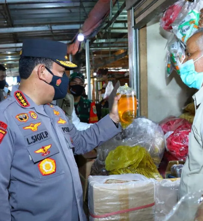 Pastikan Stok Minyak Goreng Untuk Warga Aman, Kapolri Terjun Langsung ke Pasar