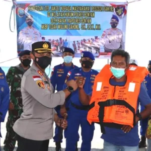 Peduli Keselamatan Nelayan, Kapolres Bintan Bagikan Life Jacket