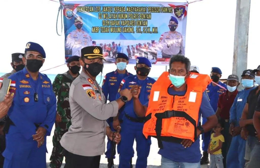 Peduli Keselamatan Nelayan, Kapolres Bintan Bagikan Life Jacket