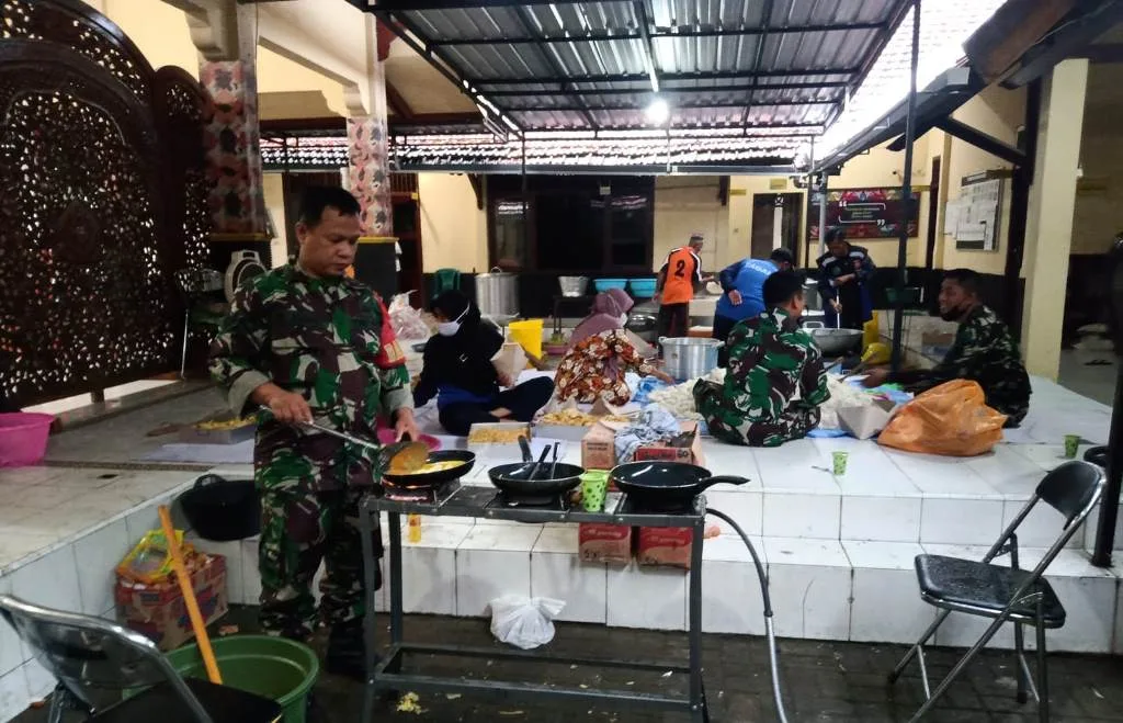 Personel Kodim 0826 Pamekasan Buka Dapur Umum Untuk Korban Banjir