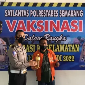 Satlantas Polrestabes Semarang Gelar Vaksinasi dan Sosialisasi Tertib Berlalu Lintas Satlantas Polrestabes Semarang Gelar Vaksinasi dan Sosialisasi Tertib Berlalu Lintas