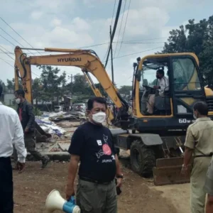 Satpol PP Kota Semarang Bongkar 15 Lapak PKL di Ngaliyan dan Mijen Satpol PP Kota Semarang Bongkar 15 Lapak PKL di Ngaliyan dan Mijen