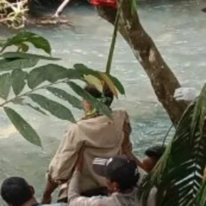 Seorang Guru Ditemukan Tak Bernyawa Tergantung di Pohon