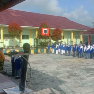 Sinergi, Kapolsek Bengko Jadi Pembina Upacara di SMAN 12 Rejang Lebong