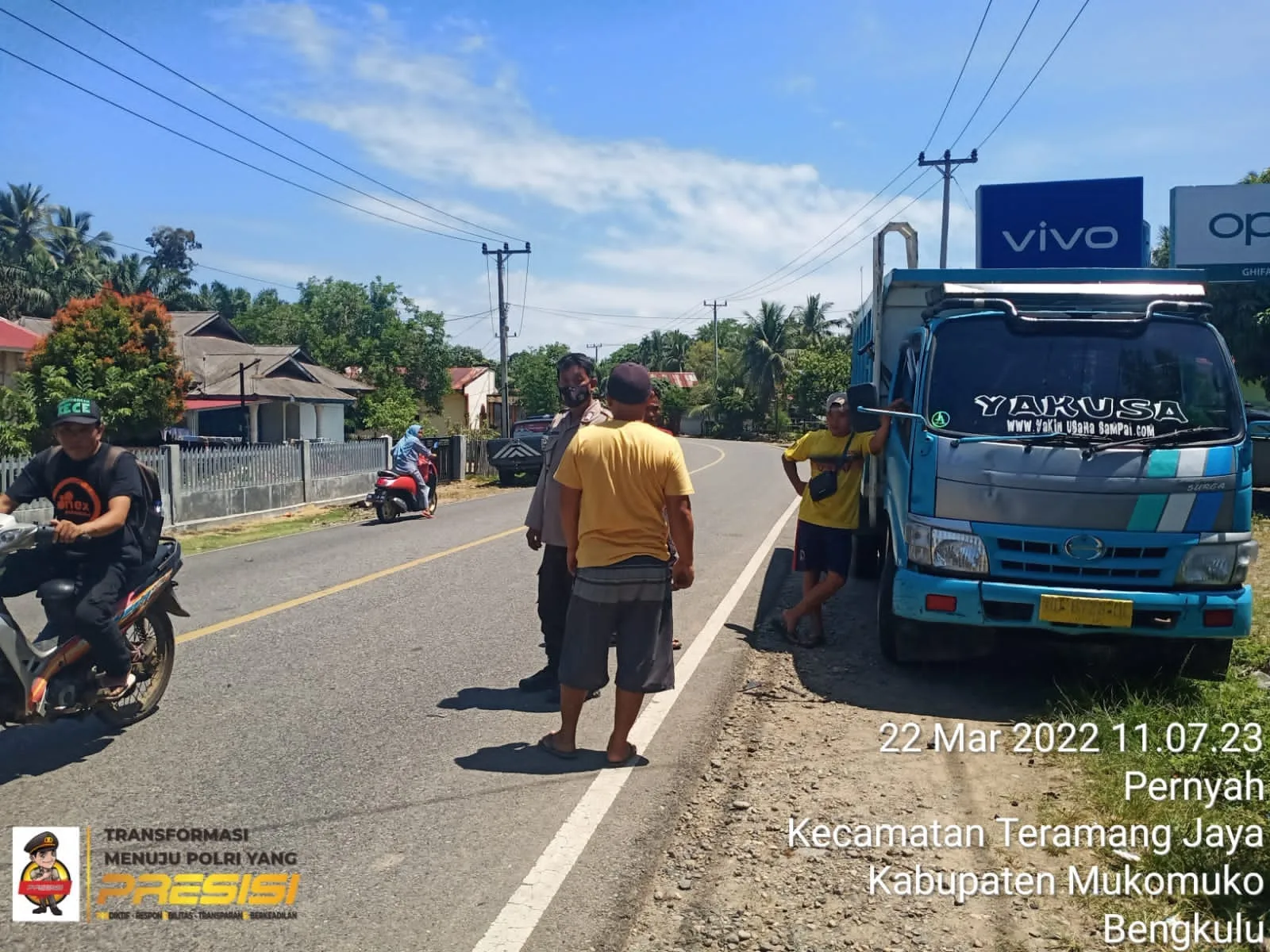 Tabrak Dump Truk, Pengendara Mio Terluka