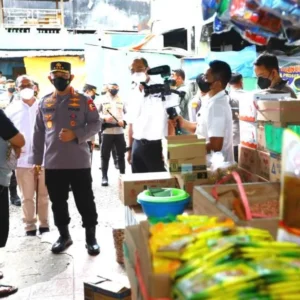 Tinjau Pasar Minggu, Kapolri Pastikan Stok Minyak Curah Aman