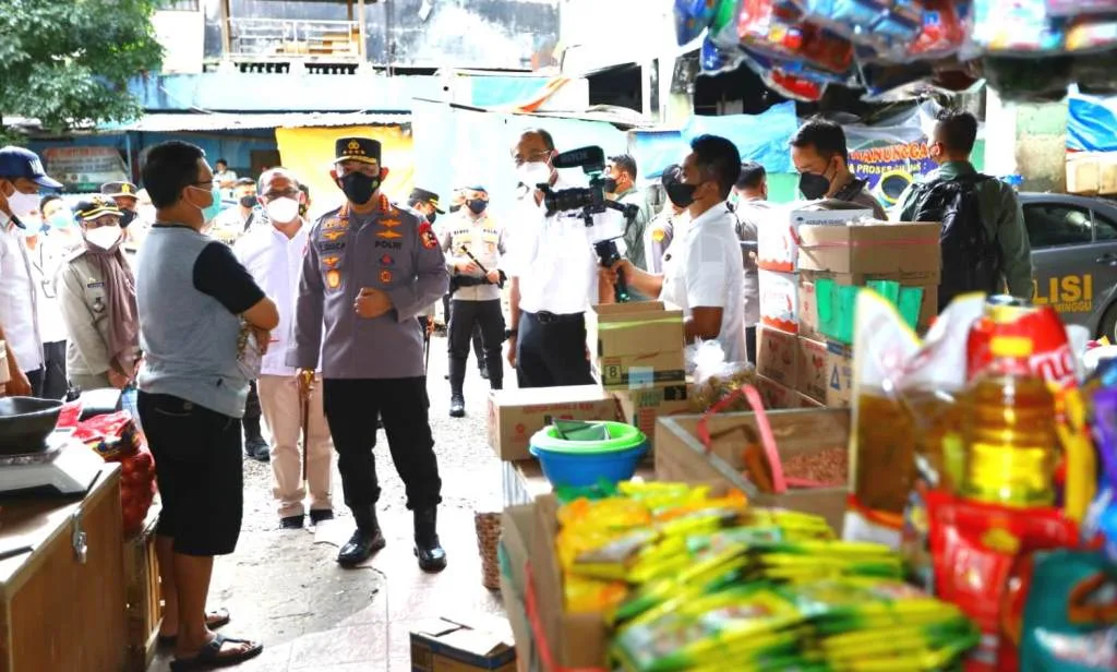 Tinjau Pasar Minggu, Kapolri Pastikan Stok Minyak Curah Aman