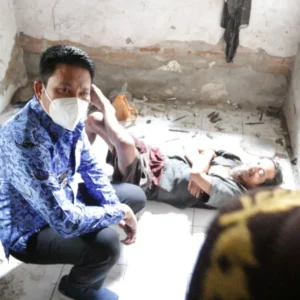 Wabup Sidoarjo Bantu Warga Miskin dan ODGJ di Kecamatan Prambon