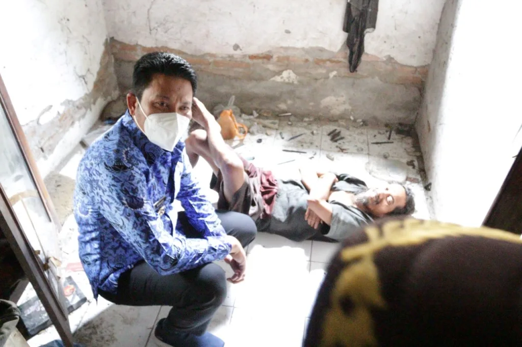 Wabup Sidoarjo Bantu Warga Miskin dan ODGJ di Kecamatan Prambon