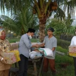 Waka III DPRD Kota Bengkulu Bagikan Bantuan Pada Warga