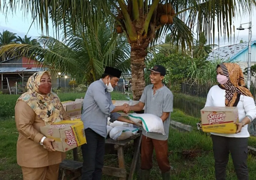 Waka III DPRD Kota Bengkulu Bagikan Bantuan Pada Warga