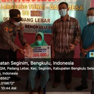 28 KK Warga Desa Padang Lebar Seginim Hari Ini Terima BLT DD