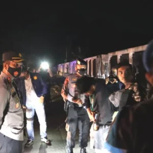 Antisipasi Tawuran, Petugas Patroli Gabungan Bubarkan Kerumunan Remaja