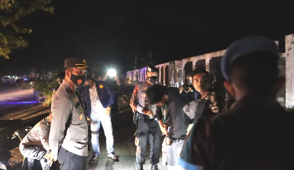 Antisipasi Tawuran, Petugas Patroli Gabungan Bubarkan Kerumunan Remaja