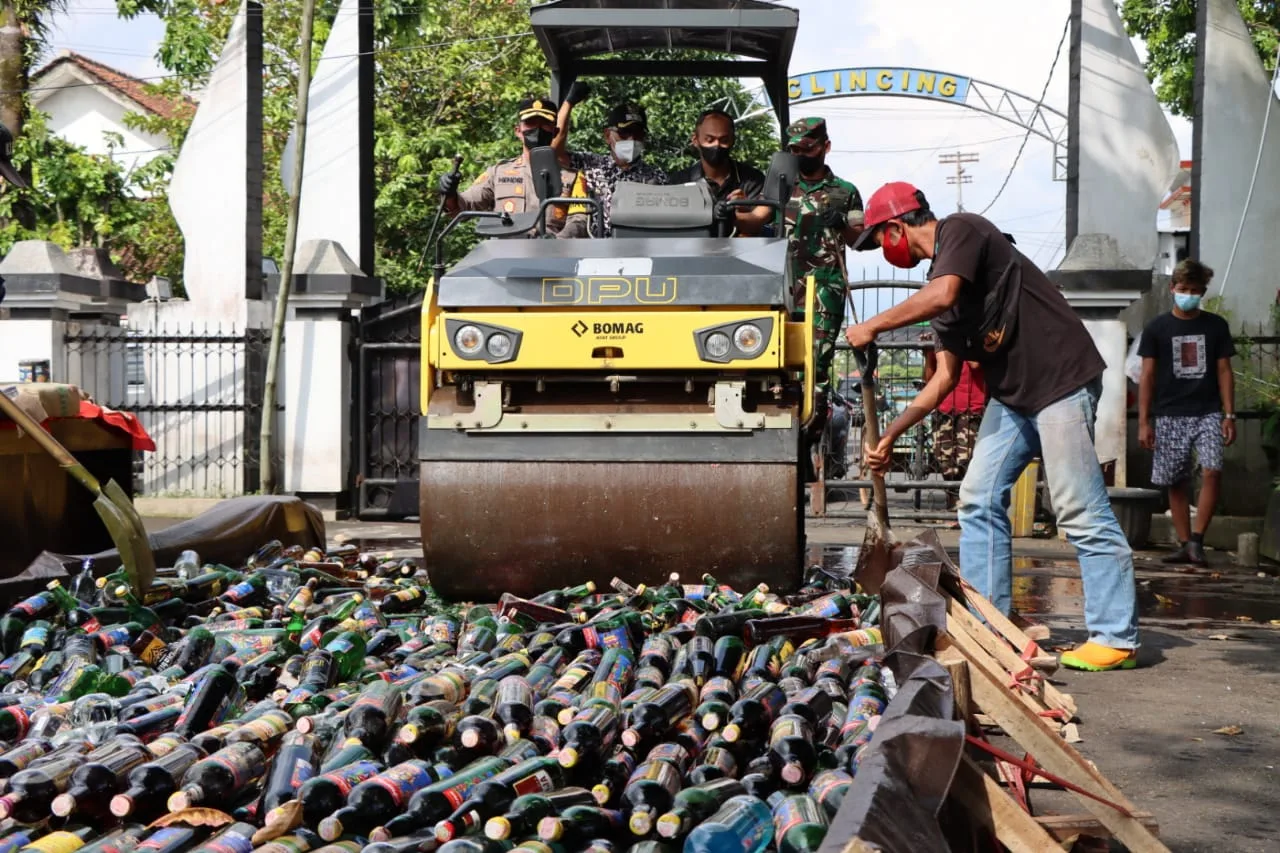 Awali Ops Ketupat Candi, Polres Banjarnegara Musnahkan Miras dan Petasan