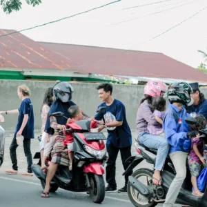 Berbagi Kebaikan di Bulan Ramadan, Komunitas Sahabat Mahfud Bagikan Takjil Gratis Berbagi Kebaikan di Bulan Ramadhan, Komunitas Sahabat Mahfud Bagikan Takjil Gratis