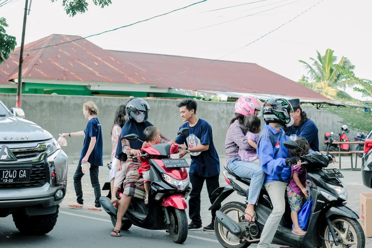 Berbagi Kebaikan di Bulan Ramadhan, Komunitas Sahabat Mahfud Bagikan Takjil Gratis