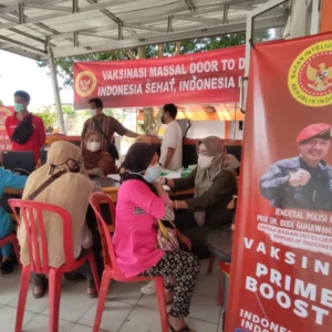 BIN Gelar Vaksinasi di Kantor Pos Sekaligus Bagikan Minyak Goreng BIN Gelar Vaksinasi di Kantor Pos Sekaligus Bagikan Minyak Goreng