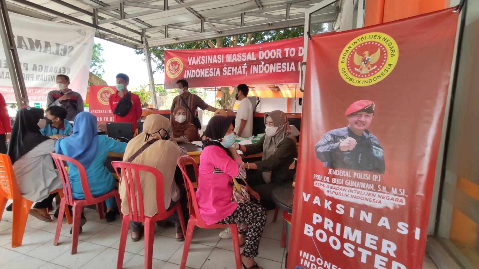 BIN Gelar Vaksinasi di Kantor Pos Sekaligus Bagikan Minyak Goreng