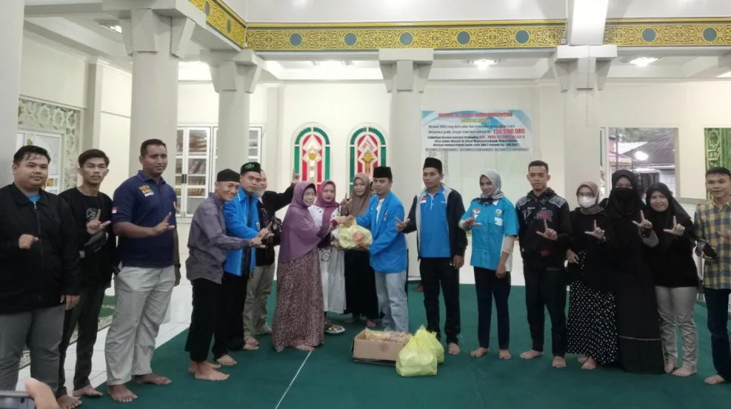 Bulan Penuh Berkah, KNPI Lebong Bagikan Takjil