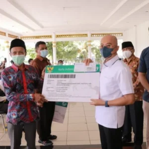 Bupati BS Bagikan Kartu JKN- KIS Untuk Kades dan Perangkat Desa