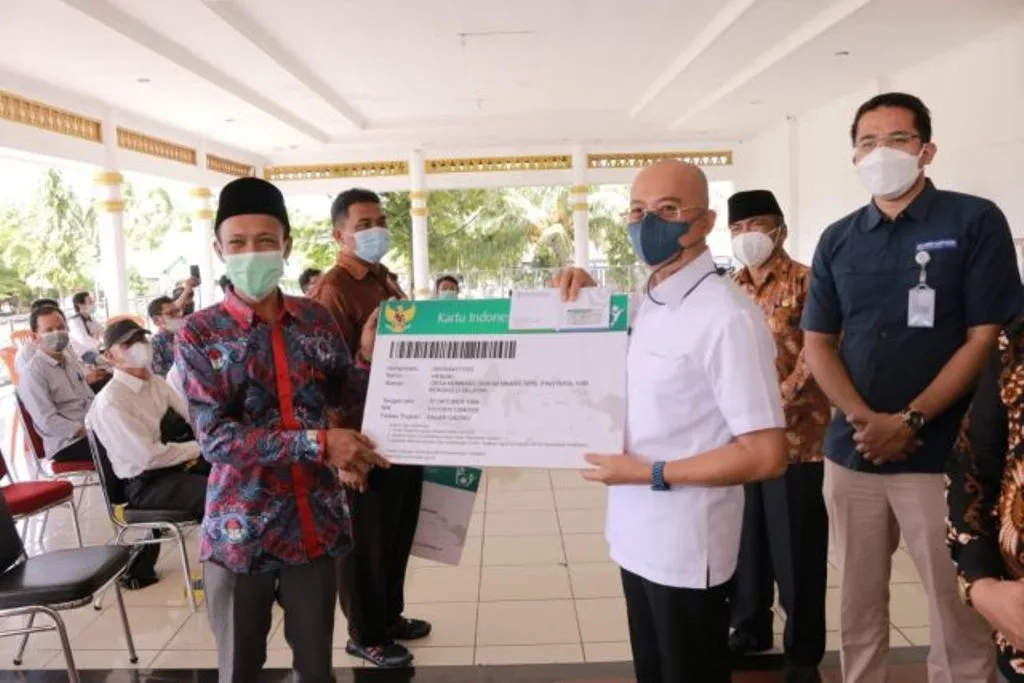 Bupati BS Bagikan Kartu JKN- KIS Untuk Kades dan Perangkat Desa