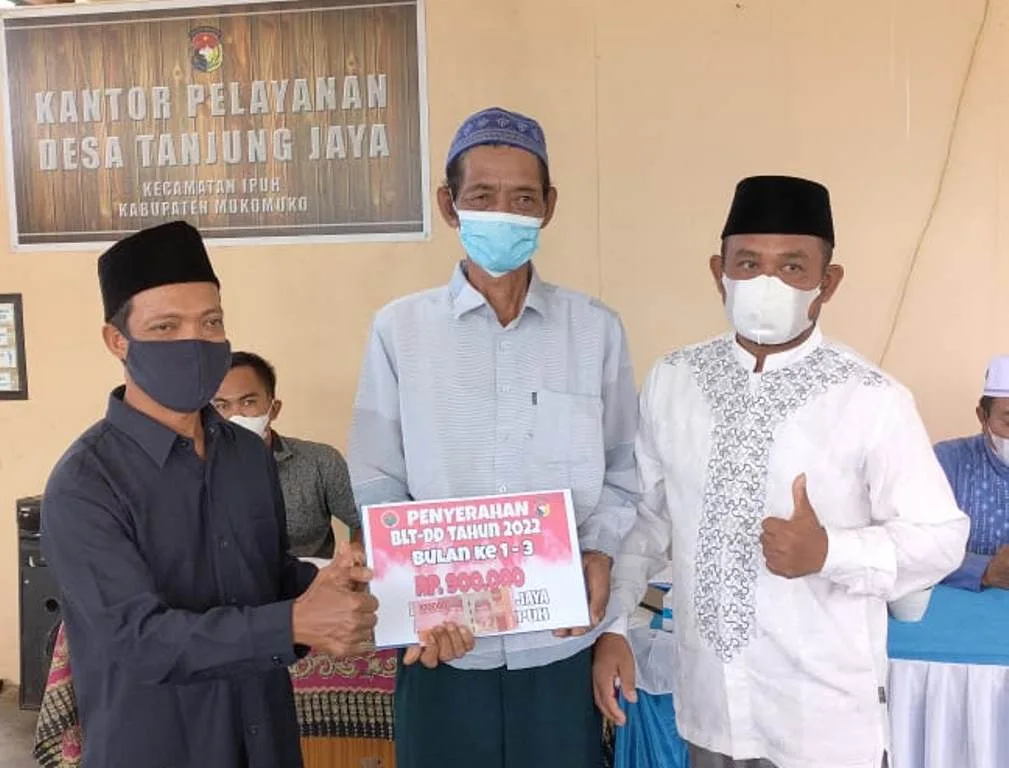 Desa Tanjung Jaya Salurkan BLT DD di Pertengahan Puasa