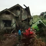 Diduga Rem Blong, Mobil Hino Bermuatan Hantam Rumah Warga