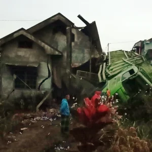 Diduga Rem Blong, Mobil Hino Bermuatan Hantam Rumah Warga