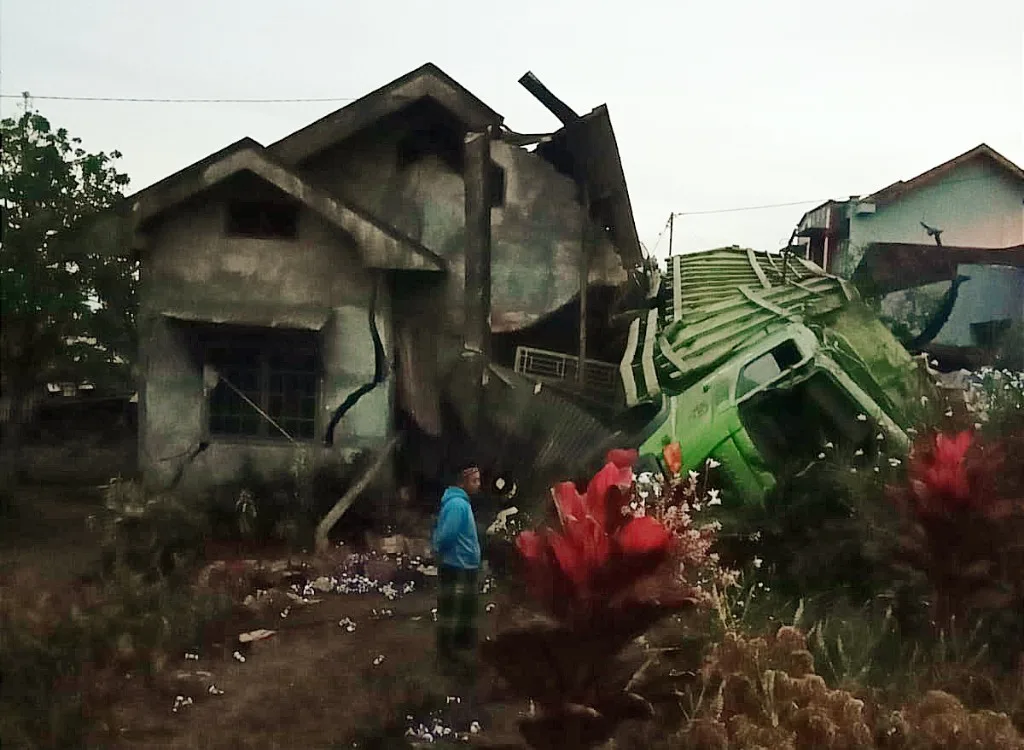 Diduga Rem Blong, Mobil Hino Bermuatan Hantam Rumah Warga