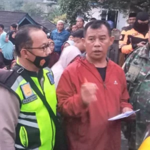Dua Rumah Warga Desa Karangsari Kebakaran, Bhabinkamtibmas Cek TKP Dua Rumah Warga Desa Karangsari Kebakaran, Bhabinkamtibmas Cek TKP