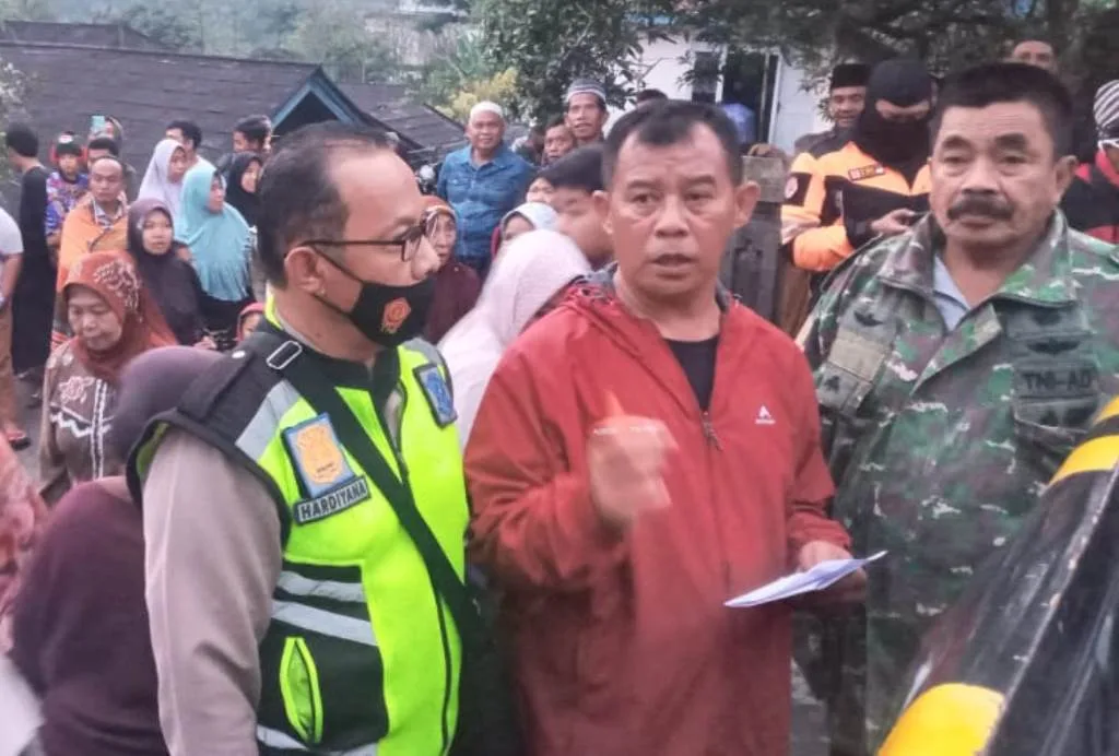 Dua Rumah Warga Desa Karangsari Kebakaran, Bhabinkamtibmas Cek TKP
