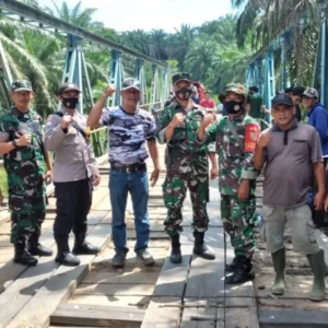Gotong Royong Perbaiki Jembatan Air Manjunto, Bapera Turun Tangan Gotong Royong Perbaiki Jembatan Air Manjunto, Bapera Turun Tangan