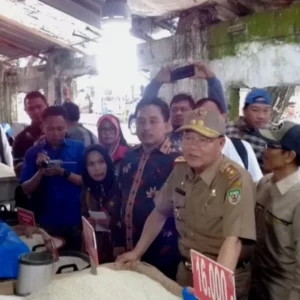 Gubenur Bengkulu Tinjau Pasokan Sembako di Pasar Panorama