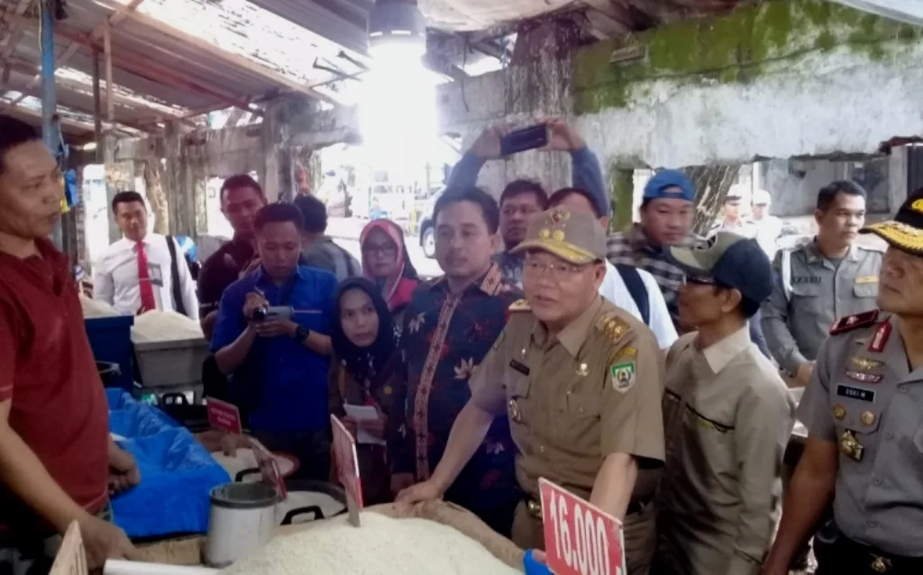 Gubenur Bengkulu Tinjau Pasokan Sembako di Pasar Panorama
