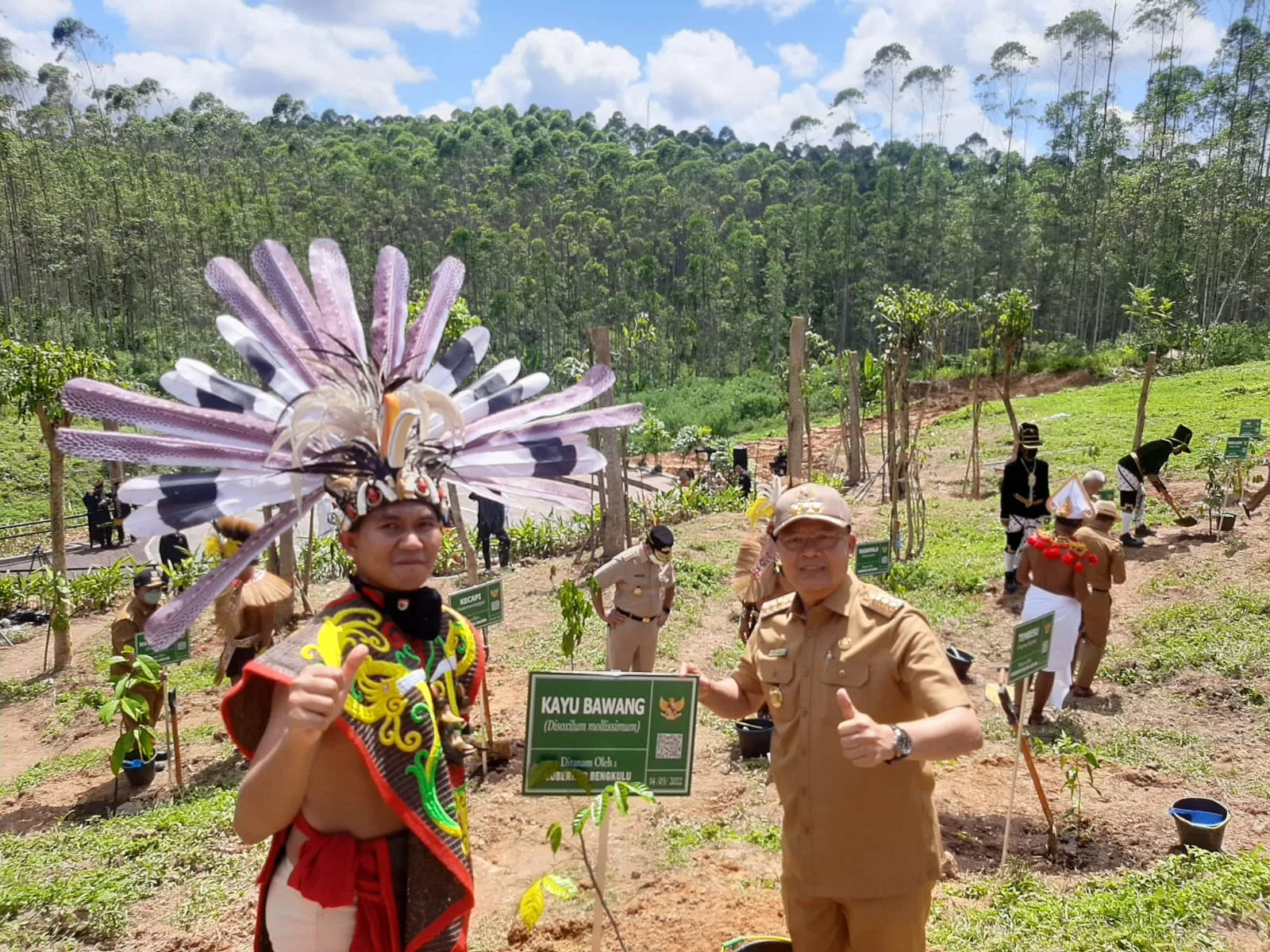Gubernur Rohidin Bawa Pohon Kayu Bawang ke Titik Nol IKN