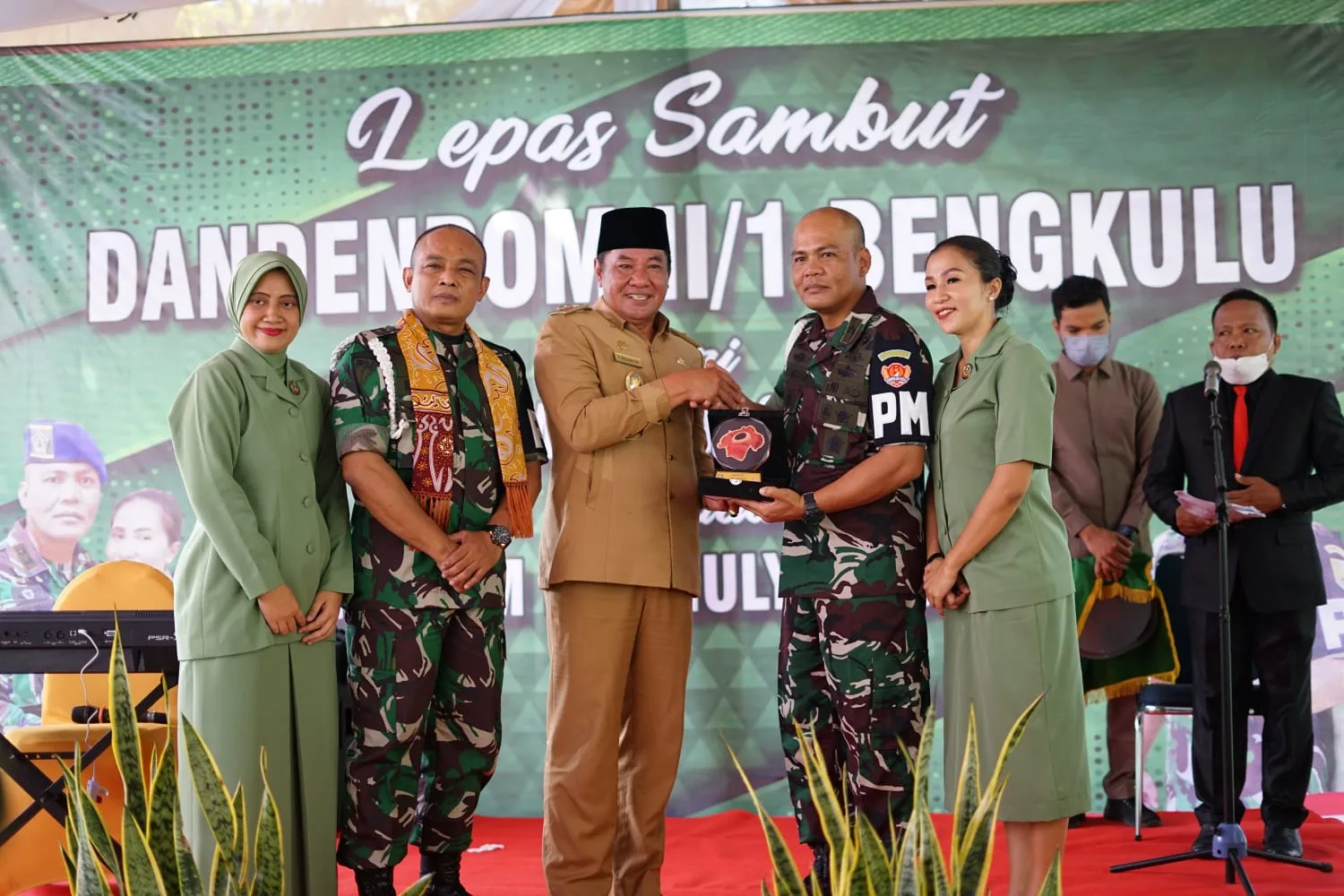 Hadiri Pisah Sambut Dandenpom II/I Bengkulu, Wagub Beri Cinderamata