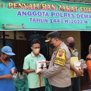 Jelang Idul Fitri, Polres Demak Bagikan Zakat Fitrah Kepada Warga