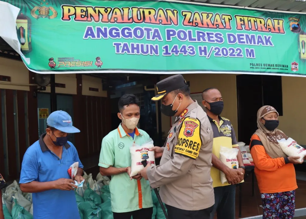 Jelang Idul Fitri, Polres Demak Bagikan Zakat Fitrah Kepada Warga