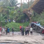 Jembatan Putus, Minibus Beserta Penumpang Ambruk Ke Sungai