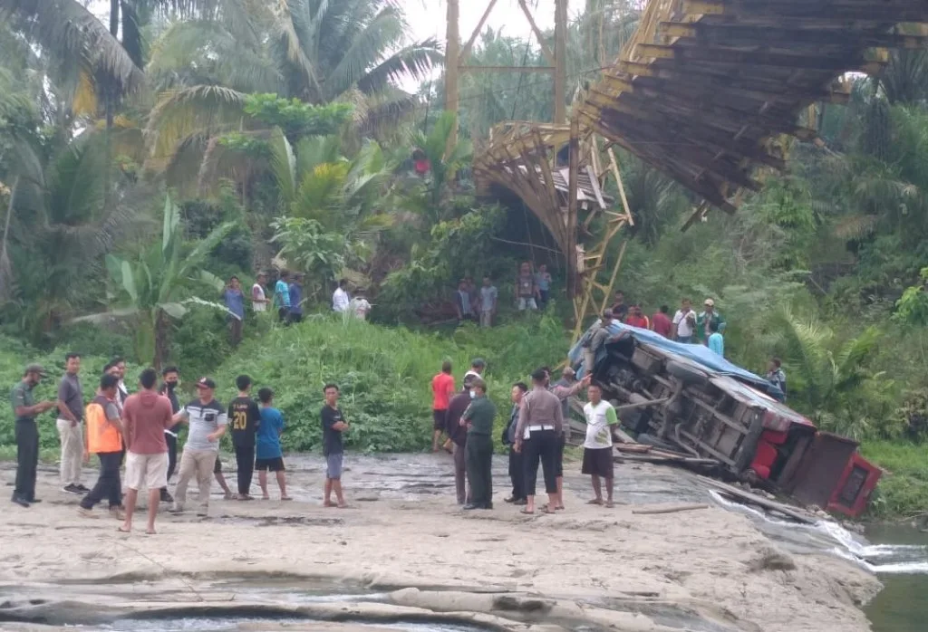 Jembatan Putus, Minibus Beserta Penumpang Ambruk Ke Sungai