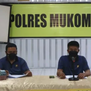 Kabag Ops Polres Mukomuko Beri Arahan Petugas PAM Pilkades Serentak Kabag Ops Polres Mukomuko Beri Arahan Petugas PAM Pilkades Serentak